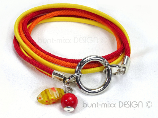 Wickelarmband orange gelb rot 3 Strang, Rundkarabiner, Millefiori Glasperle und rote Holzperle Charms